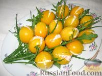 Фото приготовления рецепта: Закуска из помидоров "Желтые тюльпаны" - шаг №7