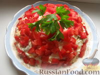 Фото к рецепту: Слоеный салат с курицей «Красная шапочка»