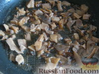 Фото приготовления рецепта: Слоеный салат с курицей «Красная шапочка» - шаг №8