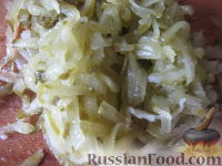 Фото приготовления рецепта: Слоеный салат с курицей «Красная шапочка» - шаг №6