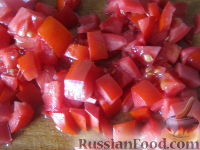 Фото приготовления рецепта: Слоеный салат с курицей «Красная шапочка» - шаг №9