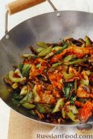 Фото к рецепту: Стир-фрай из куриного филе с грибами и зеленым салатом