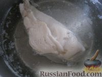 Фото приготовления рецепта: Слоеный салат с курицей, яблоками и орехами - шаг №3