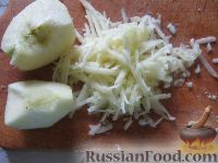 Фото приготовления рецепта: Слоеный салат с курицей, яблоками и орехами - шаг №7
