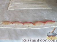 Фото приготовления рецепта: Слоеные розочки с яблоком - шаг №4