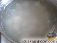 Фото приготовления рецепта: Суп с фрикадельками и вермишелью - шаг №3