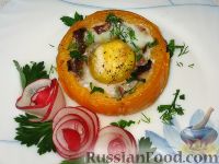 Фото к рецепту: Яичница с ветчиной и грибами в помидоре