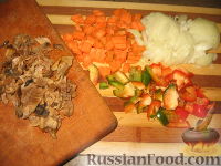 Фото приготовления рецепта: Гуляш из белых грибов - шаг №2