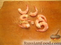 Фото приготовления рецепта: Омлет с морепродуктами - шаг №2