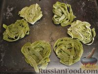 Фото к рецепту: "Зеленые гнезда" - лапша со шпинатом