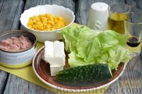 Фото приготовления рецепта: Салат с тунцом, фетой, кукурузой и огурцом - шаг №1