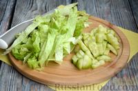 Фото приготовления рецепта: Салат с тунцом, фетой, кукурузой и огурцом - шаг №2