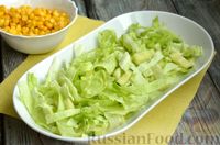 Фото приготовления рецепта: Салат с тунцом, фетой, кукурузой и огурцом - шаг №3