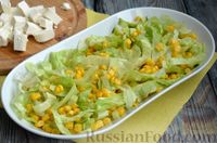 Фото приготовления рецепта: Салат с тунцом, фетой, кукурузой и огурцом - шаг №4