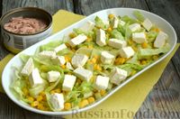 Фото приготовления рецепта: Салат с тунцом, фетой, кукурузой и огурцом - шаг №5