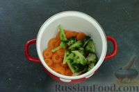 Фото приготовления рецепта: Суп с брокколи, зелёным горошком и яичными блинчиками - шаг №5