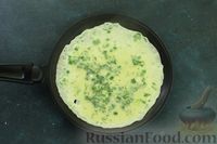 Фото приготовления рецепта: Суп с брокколи, зелёным горошком и яичными блинчиками - шаг №7