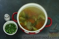 Фото приготовления рецепта: Суп с брокколи, зелёным горошком и яичными блинчиками - шаг №9