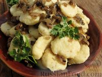 Фото к рецепту: Ленивые картофельные вареники с зажаркой из грибов и лука
