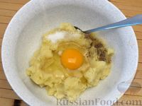 Фото приготовления рецепта: Ленивые картофельные вареники с зажаркой из грибов и лука - шаг №8