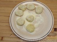 Фото приготовления рецепта: Ленивые картофельные вареники с зажаркой из грибов и лука - шаг №11