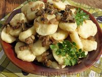 Фото приготовления рецепта: Ленивые картофельные вареники с зажаркой из грибов и лука - шаг №13