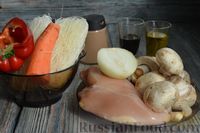 Фото приготовления рецепта: Фунчоза с курицей, грибами и овощами - шаг №1