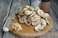 Фото приготовления рецепта: Фунчоза с курицей, грибами и овощами - шаг №7