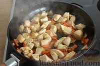 Фото приготовления рецепта: Фунчоза с курицей, грибами и овощами - шаг №8