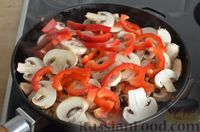 Фото приготовления рецепта: Фунчоза с курицей, грибами и овощами - шаг №9
