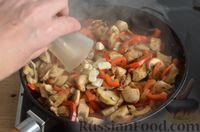 Фото приготовления рецепта: Фунчоза с курицей, грибами и овощами - шаг №10