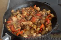 Фото приготовления рецепта: Фунчоза с курицей, грибами и овощами - шаг №11