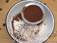 Фото приготовления рецепта: Бананово-шоколадный пирог с орехами и изюмом - шаг №8