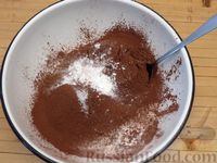 Фото приготовления рецепта: Бананово-шоколадный пирог с орехами и изюмом - шаг №9