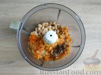 Фото приготовления рецепта: Салат из двух видов фасоли с морковью по-корейски и жареным луком - шаг №9