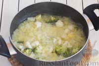Фото приготовления рецепта: Овощной суп "Три капусты" с помидорами и сладким перцем - шаг №7