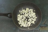 Фото приготовления рецепта: Булгур с тушёнкой - шаг №2