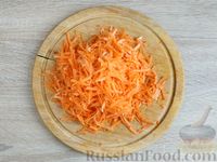Фото приготовления рецепта: Салат с кукурузой, морковью и чесноком - шаг №2