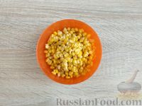 Фото приготовления рецепта: Салат с кукурузой, морковью и чесноком - шаг №3