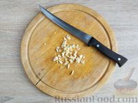 Фото приготовления рецепта: Салат с кукурузой, морковью и чесноком - шаг №4