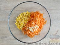 Фото приготовления рецепта: Салат с кукурузой, морковью и чесноком - шаг №5