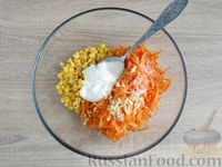 Фото приготовления рецепта: Салат с кукурузой, морковью и чесноком - шаг №6