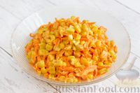Фото приготовления рецепта: Салат с кукурузой, морковью и чесноком - шаг №8