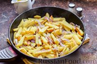 Фото приготовления рецепта: Жареная картошка с брокколи - шаг №7