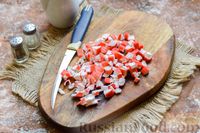 Фото приготовления рецепта: Салат с крабовыми палочками, морской капустой, кукурузой и болгарским перцем - шаг №2