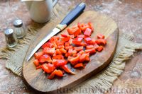 Фото приготовления рецепта: Салат с крабовыми палочками, морской капустой, кукурузой и болгарским перцем - шаг №3