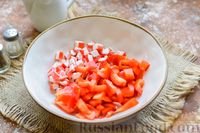 Фото приготовления рецепта: Салат с крабовыми палочками, морской капустой, кукурузой и болгарским перцем - шаг №4