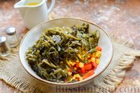 Фото приготовления рецепта: Салат с крабовыми палочками, морской капустой, кукурузой и болгарским перцем - шаг №6