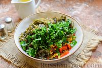Фото приготовления рецепта: Салат с крабовыми палочками, морской капустой, кукурузой и болгарским перцем - шаг №7