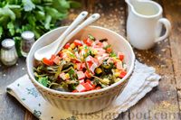 Фото приготовления рецепта: Салат с крабовыми палочками, морской капустой, кукурузой и болгарским перцем - шаг №9